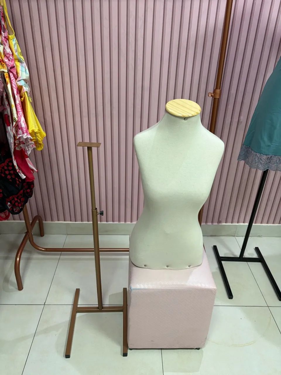 Manequim de tecido com pedestal 
