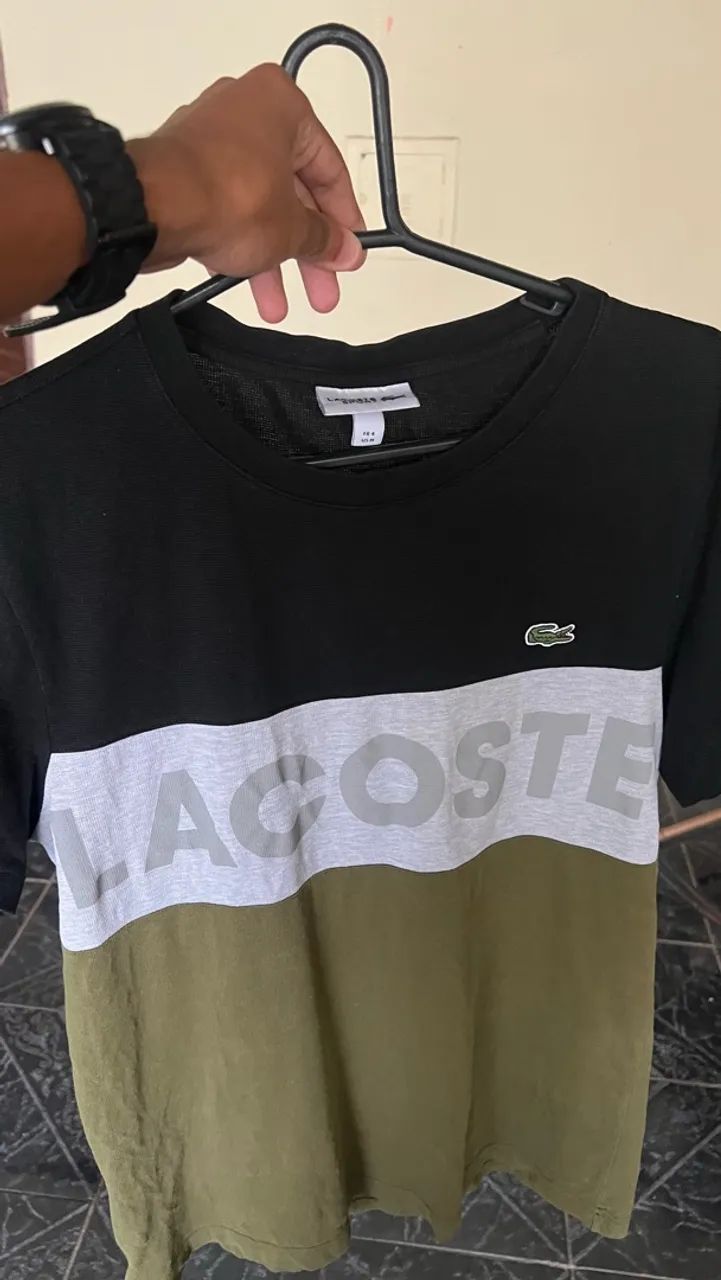 ? CAMISETA LACOSTE ORIGINAL - PRETA, VERDE E CINZA - TAM. M