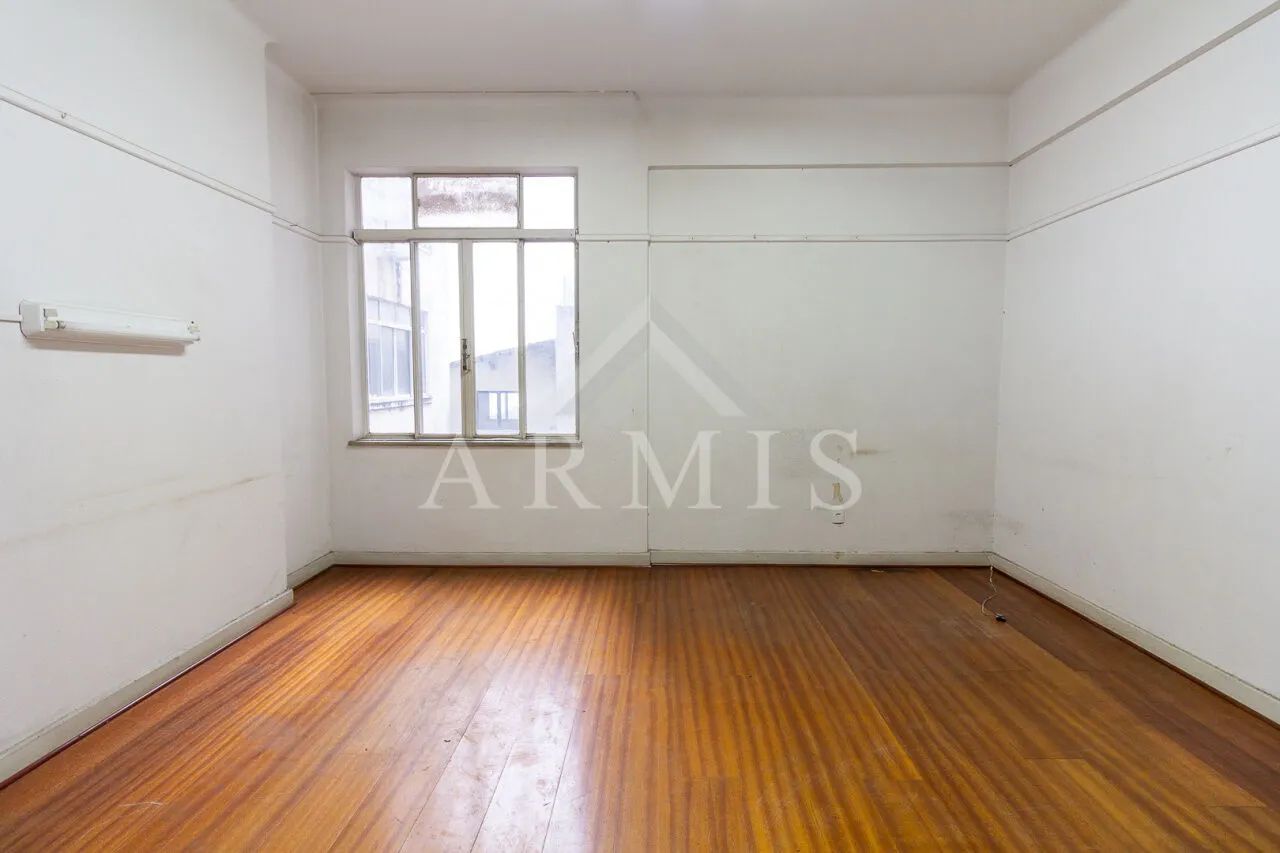 Sala comercial com 16m² disponível para locação no Centro de São Paulo.