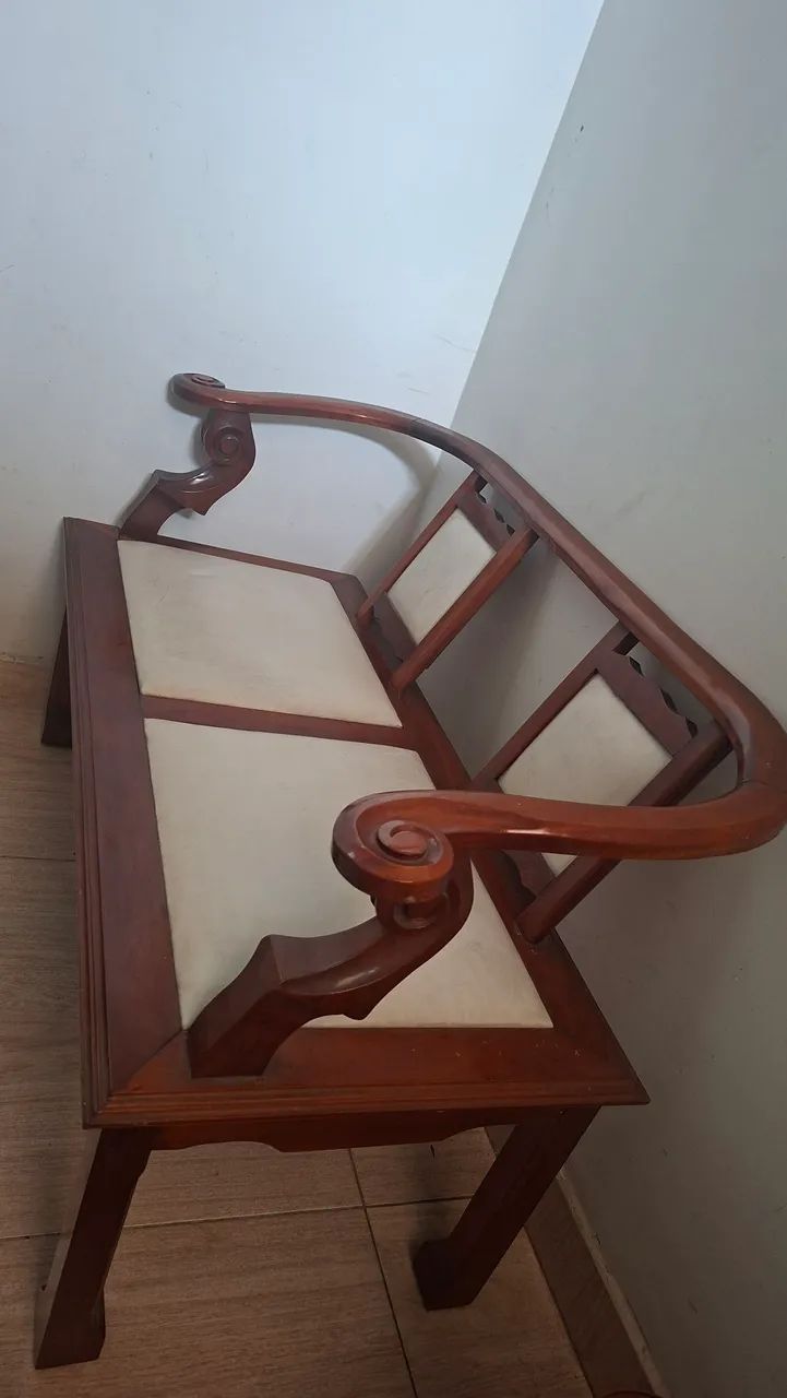 Banco antigo, bem conservado ,três lugares.