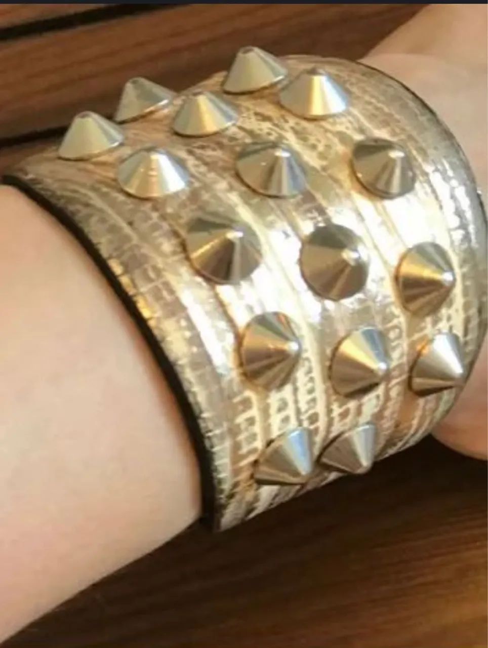 Pulseira Schutz Couro Legítimo e Spikes - Peça Única Impecável - Foto 5