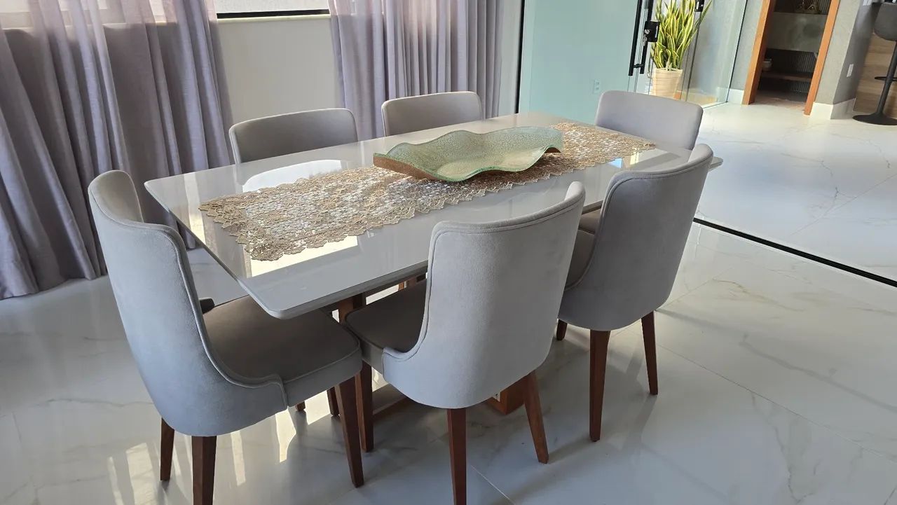 Vendo mesa de jantar com 6 cadeiras 
