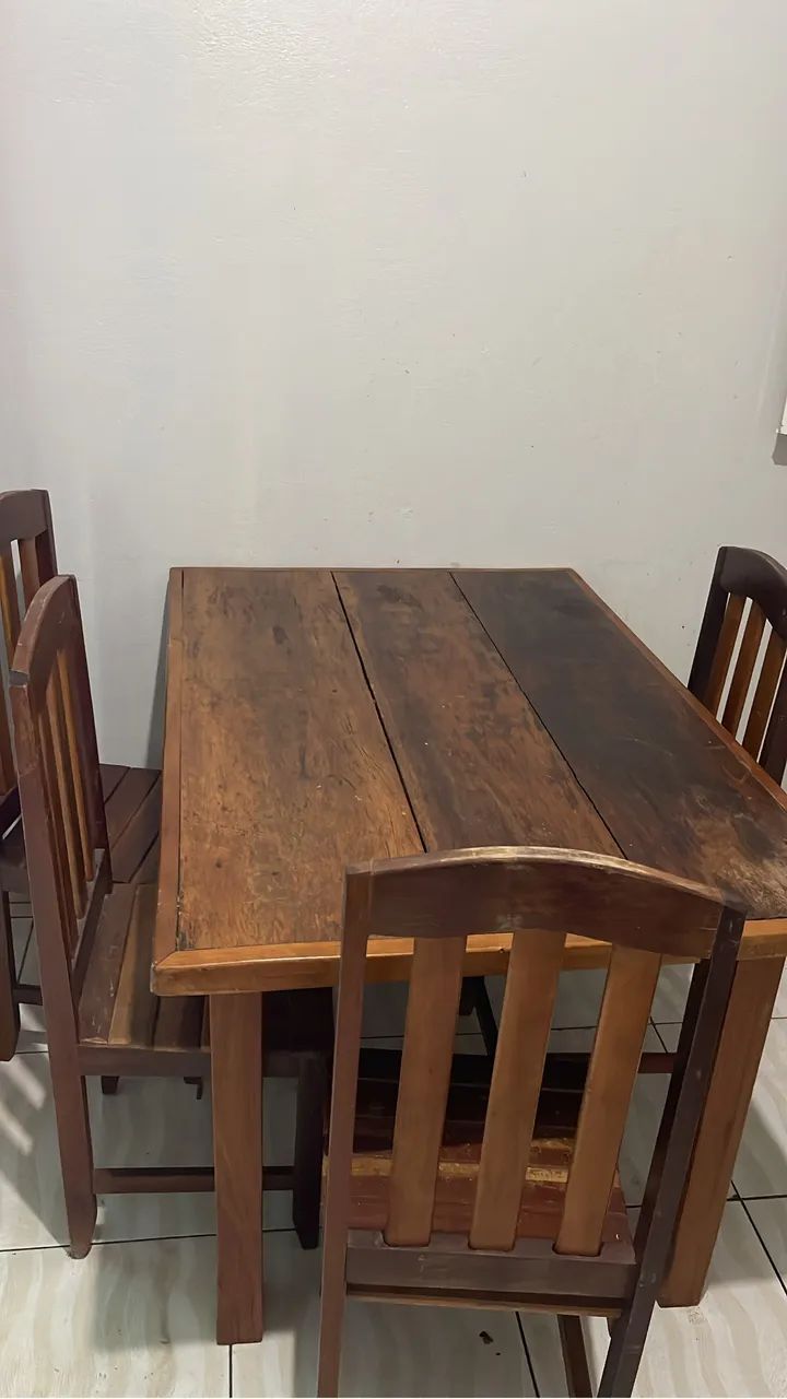 Mesa de madeira com 4 cadeiras  - Foto 2