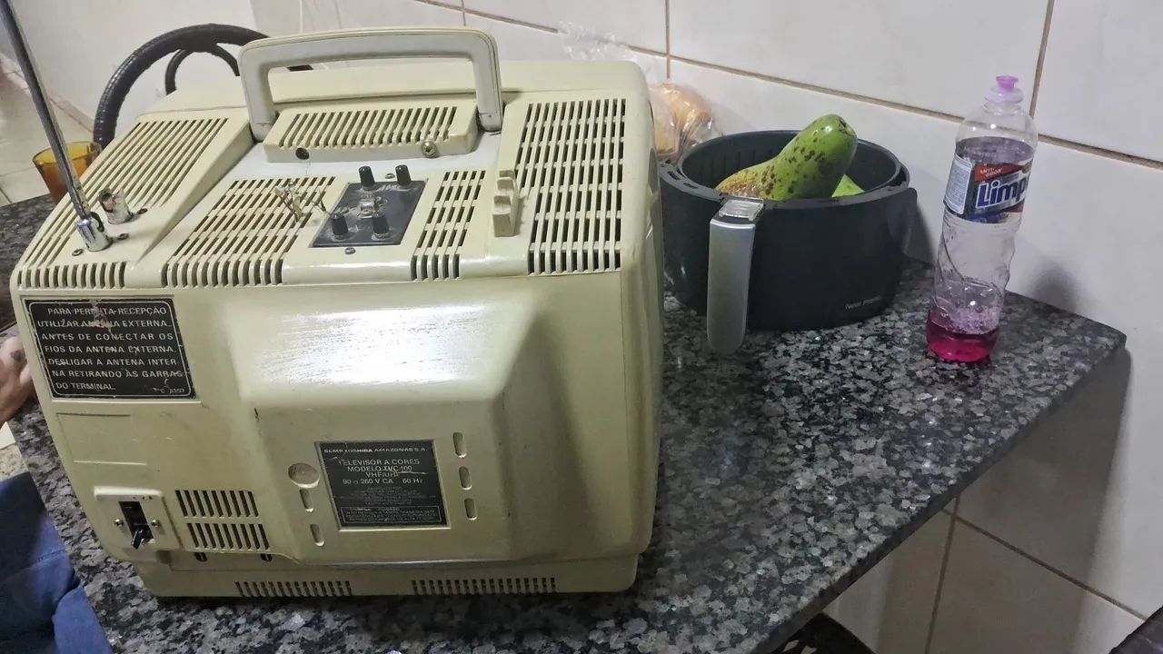 Uma pequena tv antiga  - Foto 5