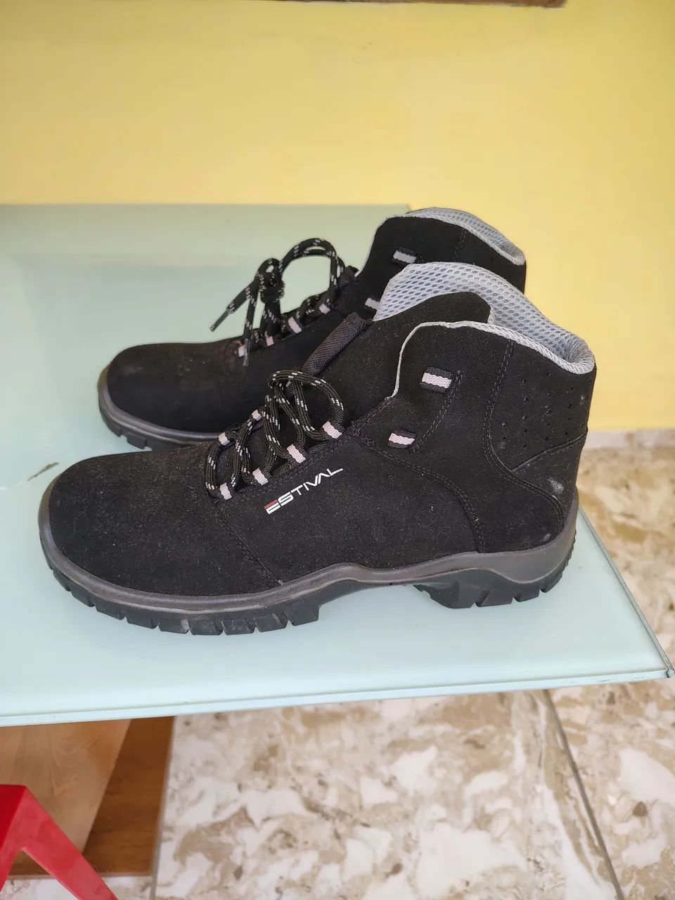 Vende-se bota lançamento da Estival com palmilha antperfuro e bico composite Nº 43