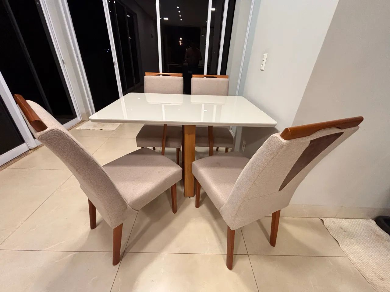 Mesa 1,20 m x 90 cm + 4 cadeiras lindas!!! - Foto 2
