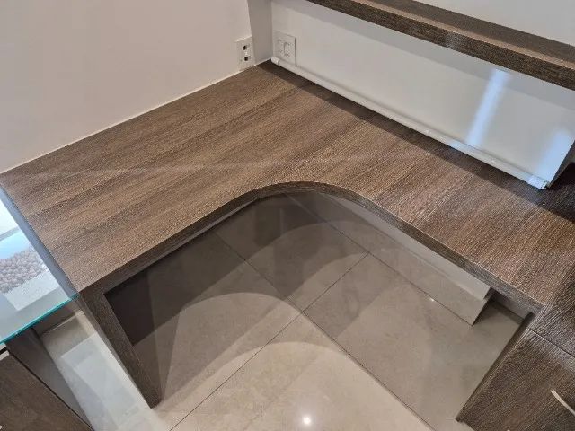 Mesa de escritório em L com tampo em MDF e vidro - Foto 3