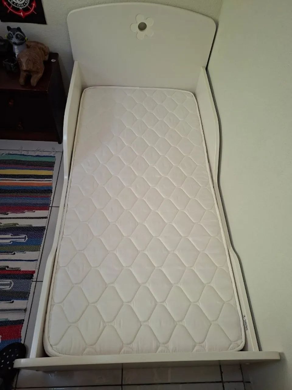 Cama infantil Montessoriana/baixa, estilo "caminha", branca com detalhe de flor vazada.