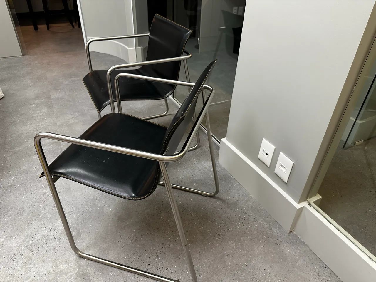 Poltronas em couro preta e aço inox - Foto 3