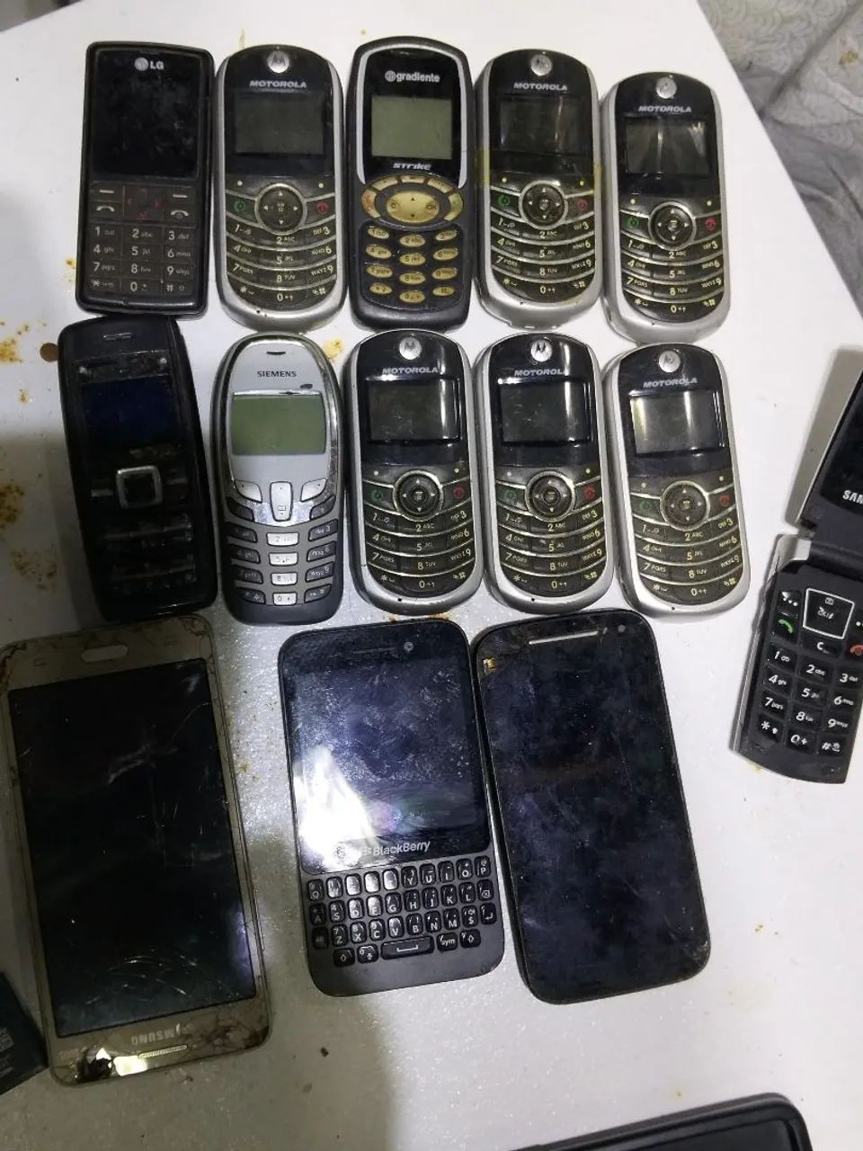 Vende-se lote de celular antigos alguns funcionando 