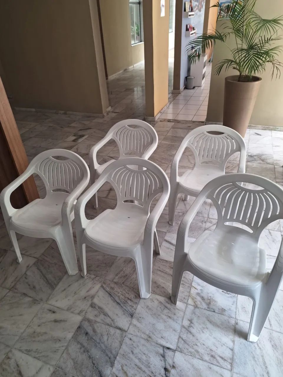 100 Cadeiras de plástico com braço 