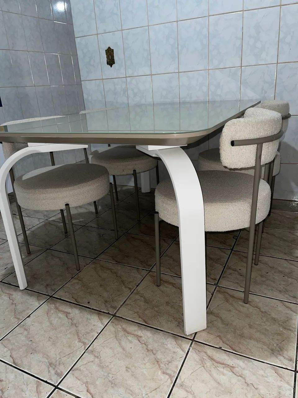 Mesa de Jantar + Kit com 4 Cadeiras 