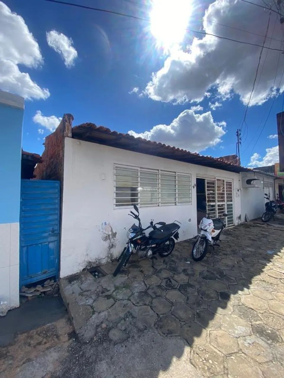 CASA COMERCIAL NO BAIRRO CENTRO COM UMA VAGA DE GARAGEM DESCOBERTA.