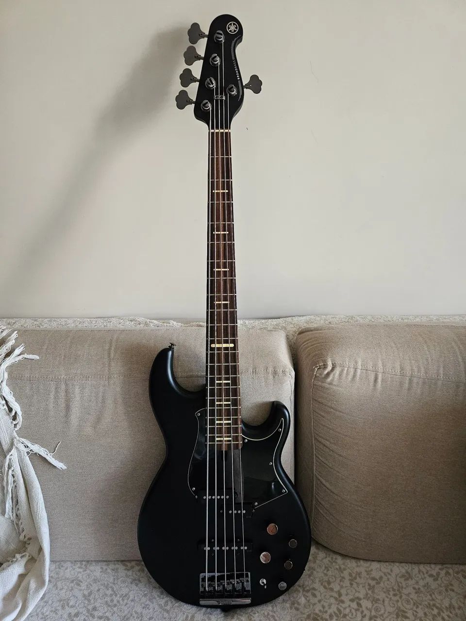 Baixo Yamaha bb735a