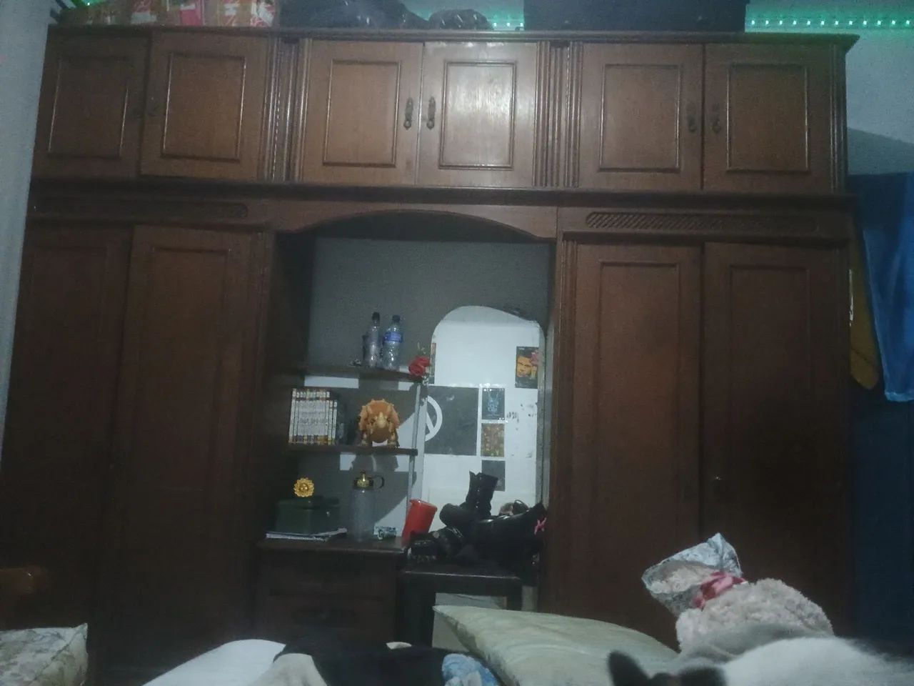 Armário antigo maciço + três gaveteiros