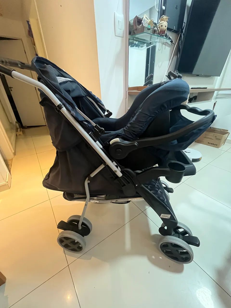 Carrinho de bebê com bebê conforto