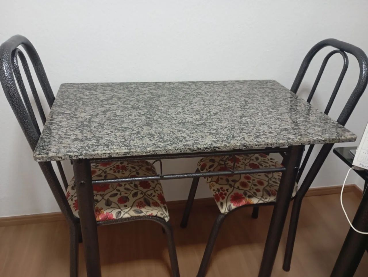 Mesa com duas cadeiras - Foto 2