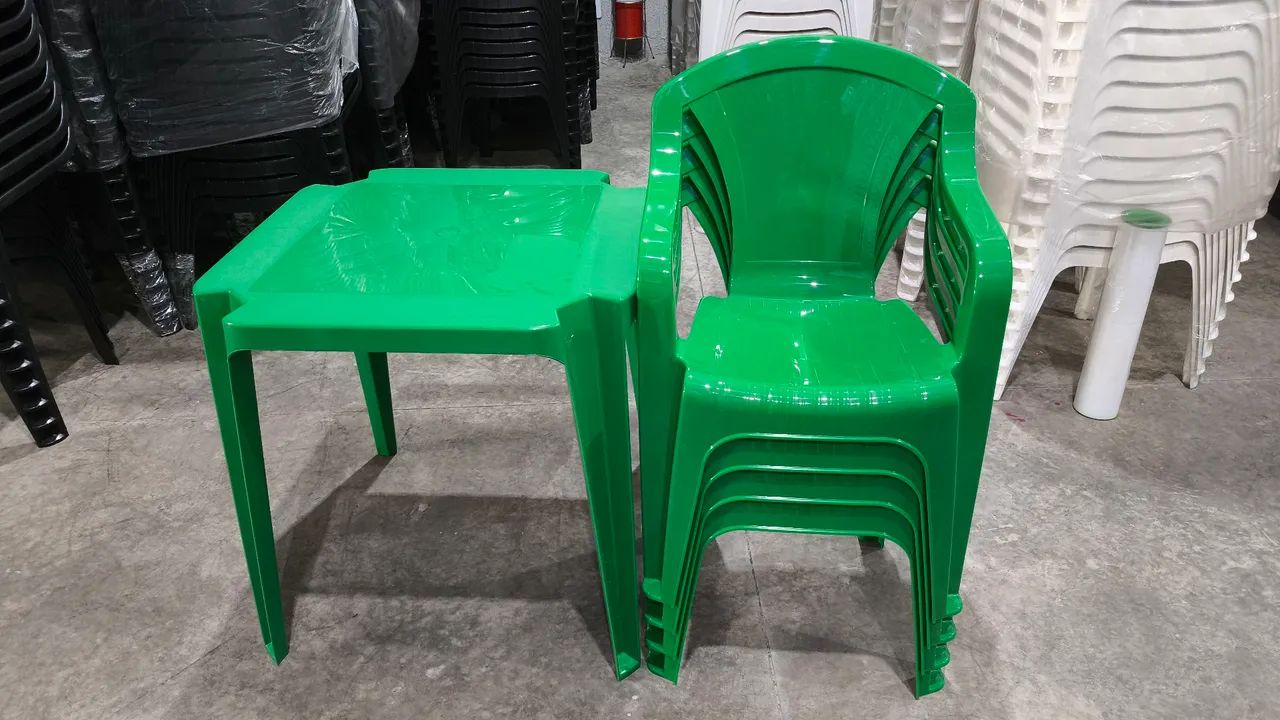 Jogo de mesa e 4 cadeiras de plástico cor verde! Suporta 182 Kg. - Foto 2