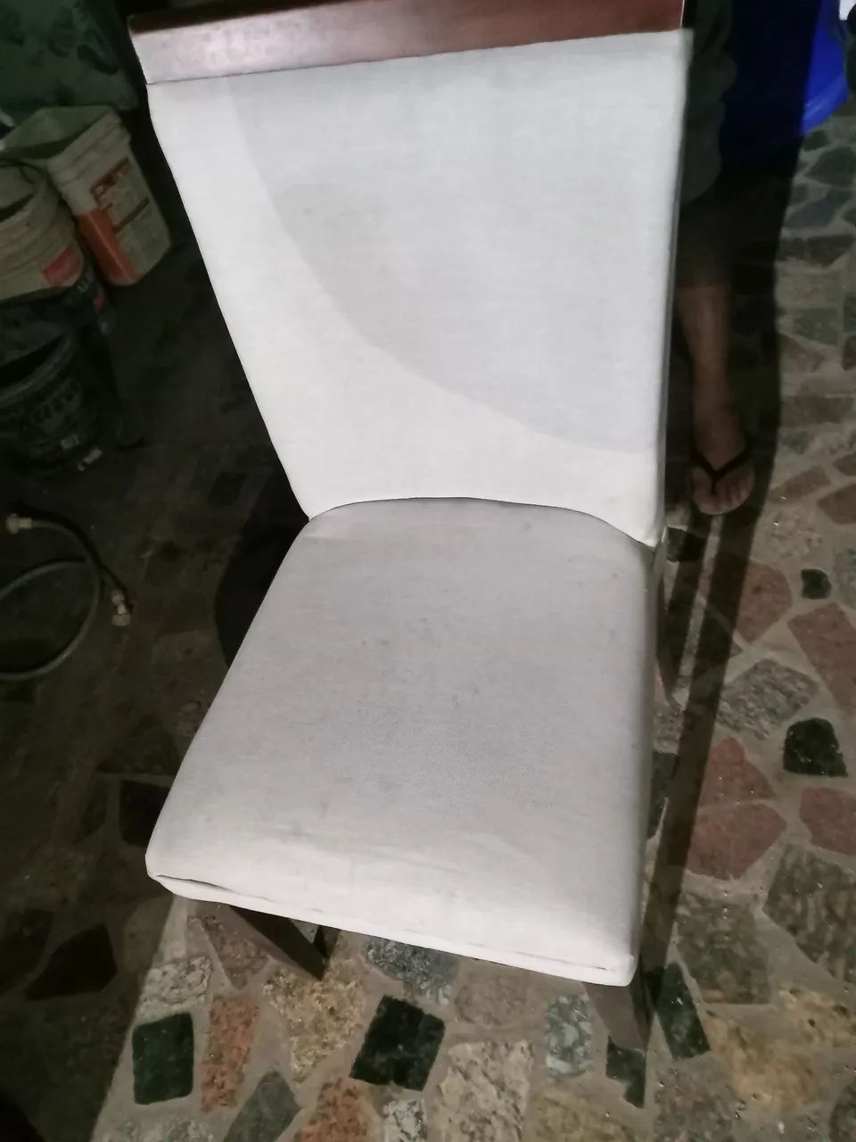 Mesa de Vidro com Base Robusta em Madeira  - Foto 4