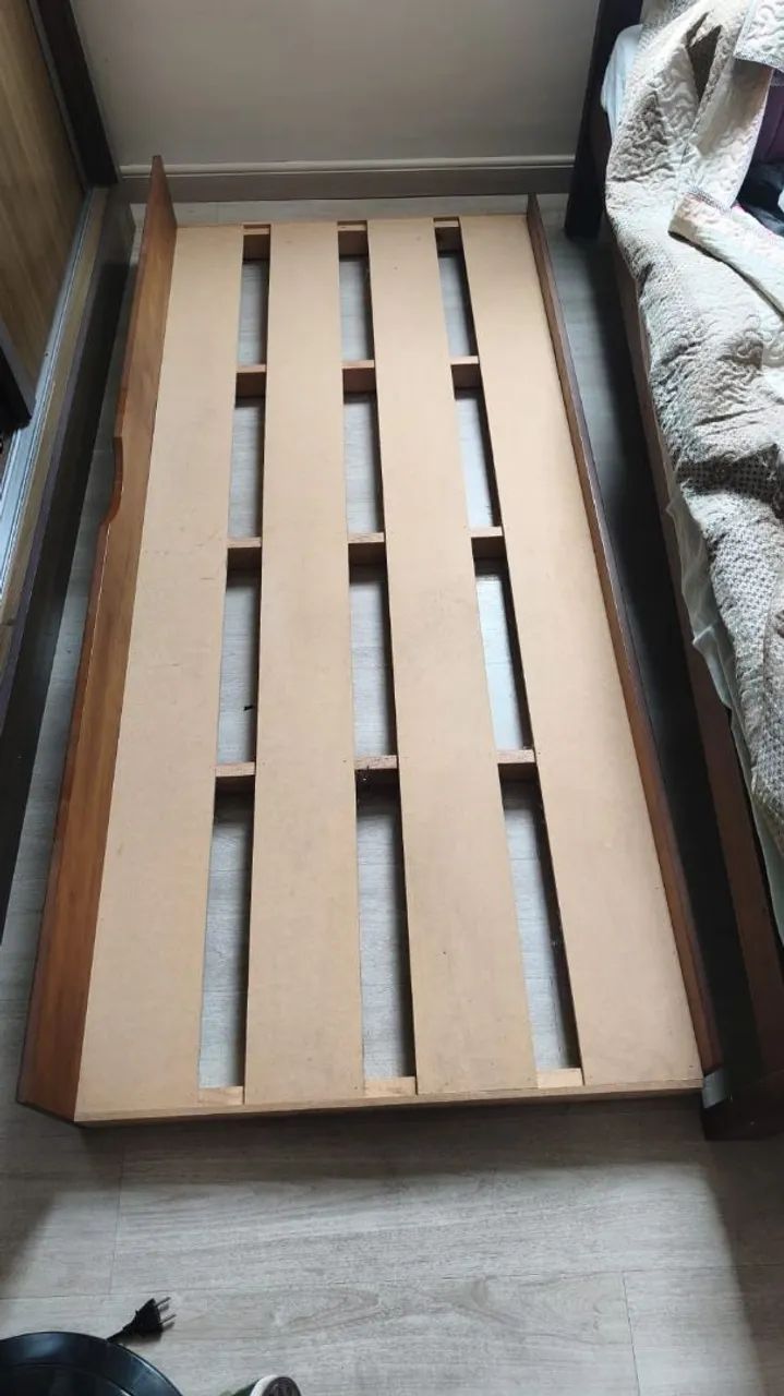 OPORTUNIDADE- Cama de solteiro+ cama auxiliar 
