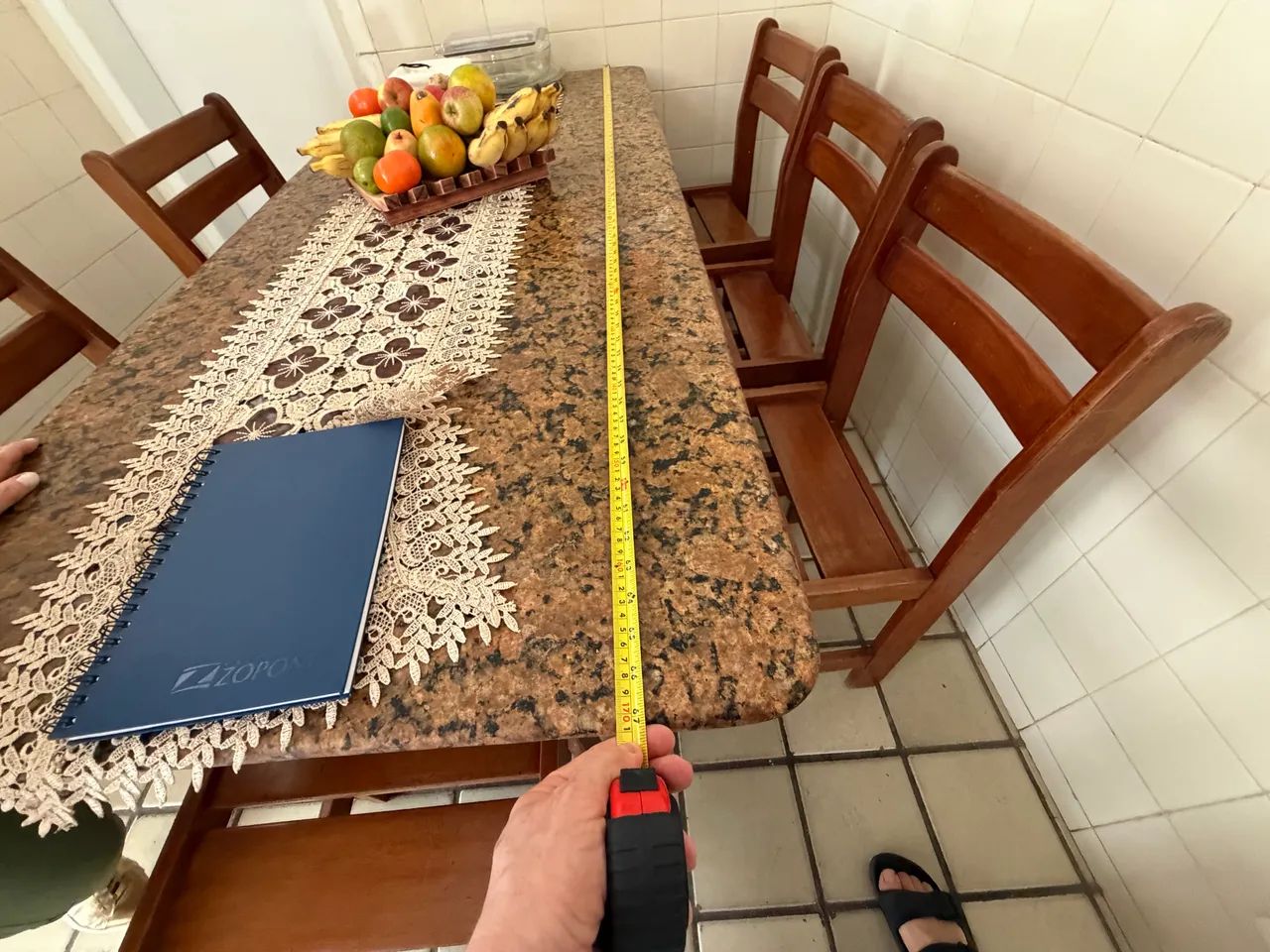 Vendo mesa granito com 6 cadeiras  - Foto 2