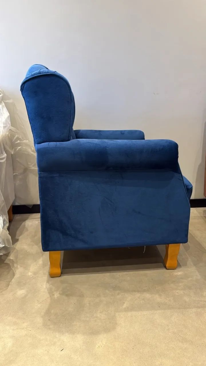 POLTRONA YARA SUEDE AZUL MARINHO (PEQUENAS AVARIAS)
