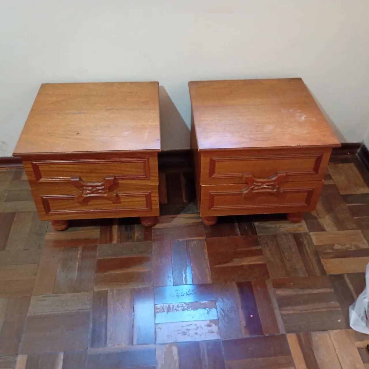 2 CRIADO MUDO DE MADEIRA MACIÇA 