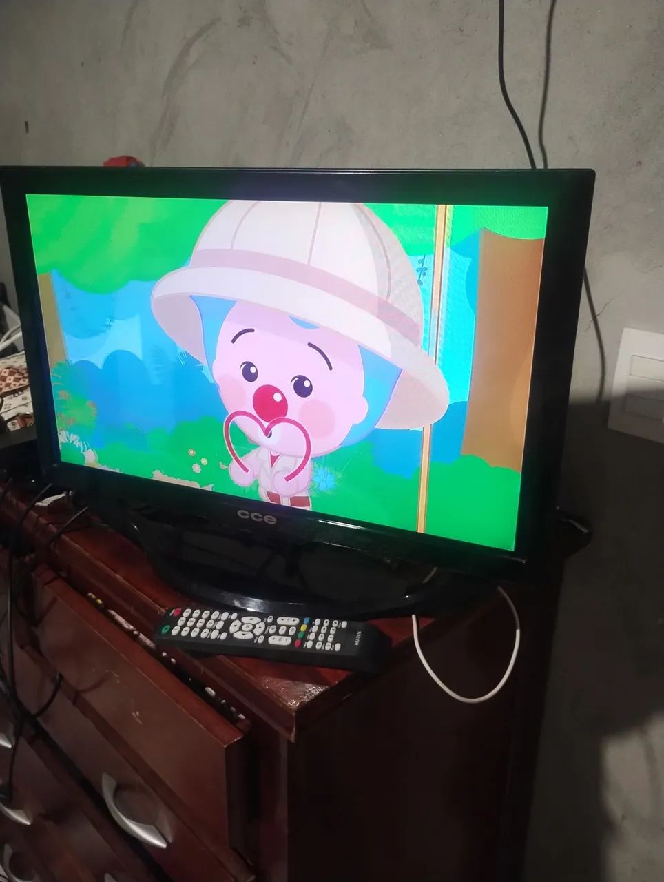 Tv CCE 24 com aparelho smart 