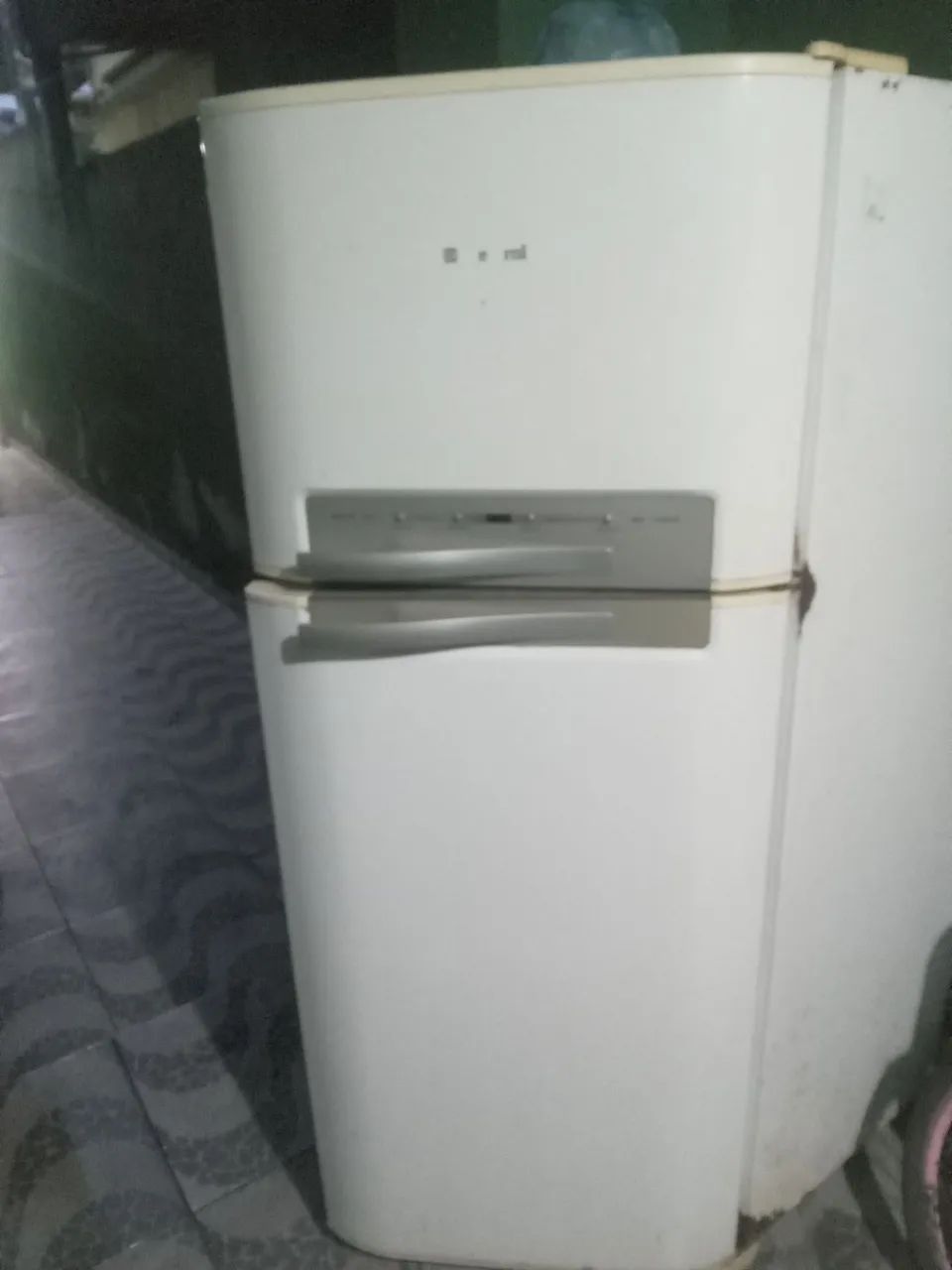Vendo Geladeira eletrolux com defeito