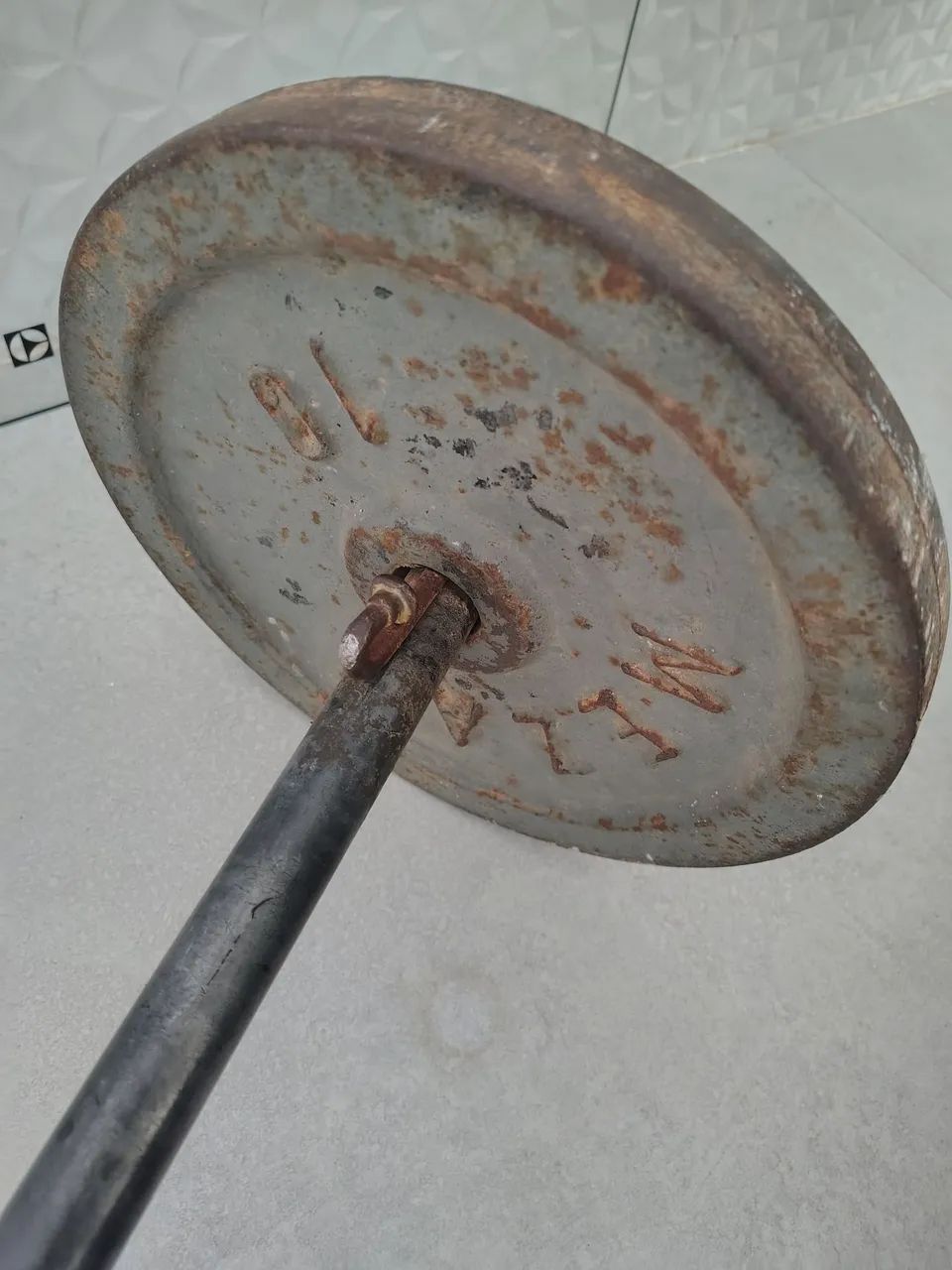 2 anilhas de 10kg cada uma ferro  - Foto 3