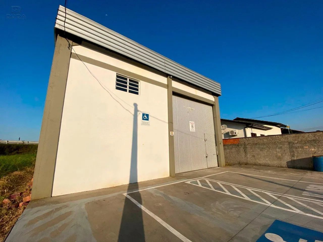Galpão comercial com 270 m², próximo a via rápida