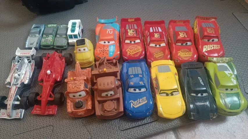 18 Carrinhos de brinquedo da serie Carros e outros USADOS