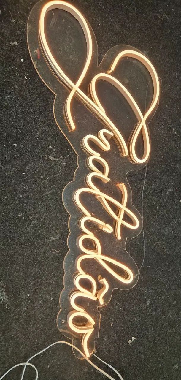 Letreiro gratidão em neon 