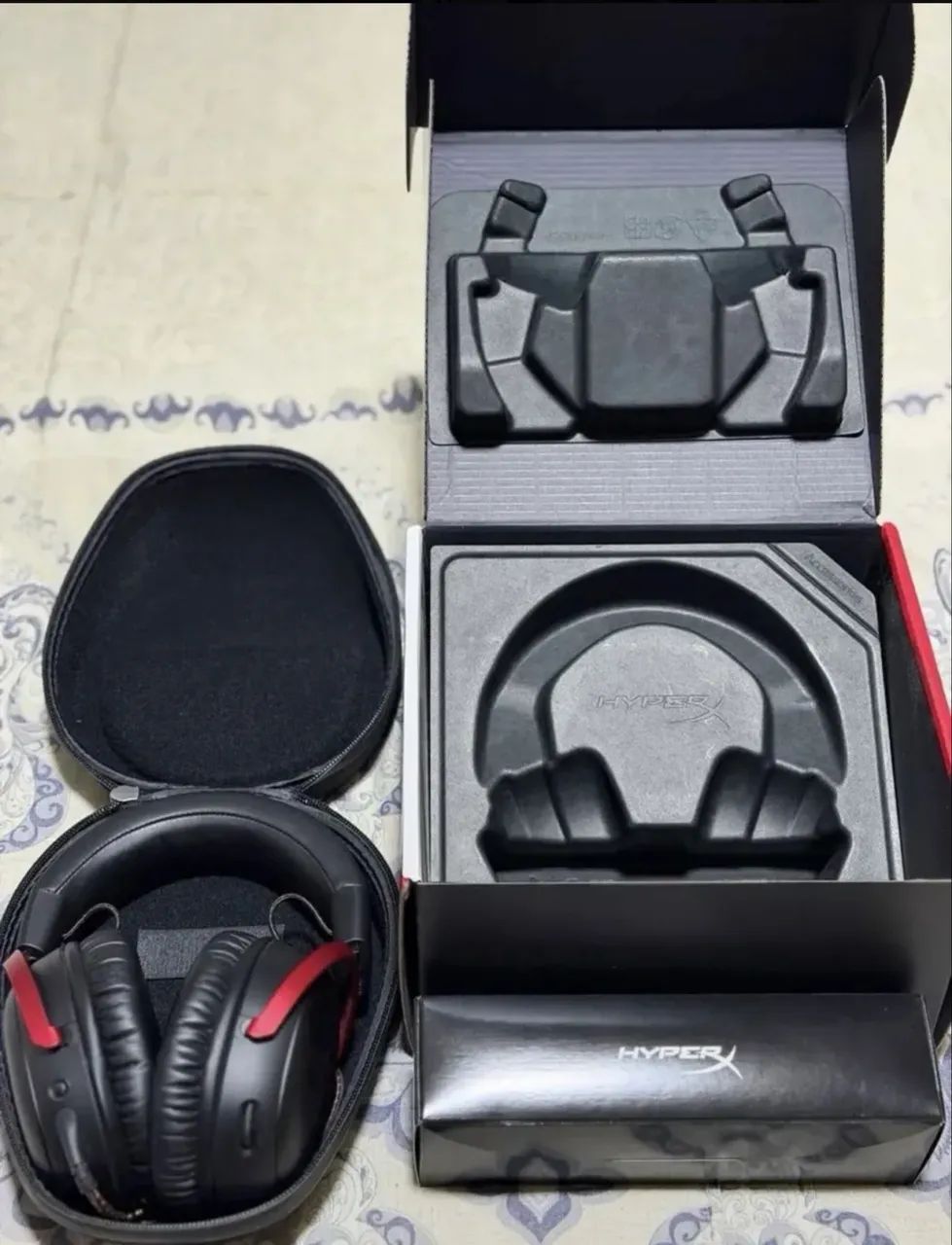 Headset HyperX Cloud III com fio, caixa e acessórios - Foto 4
