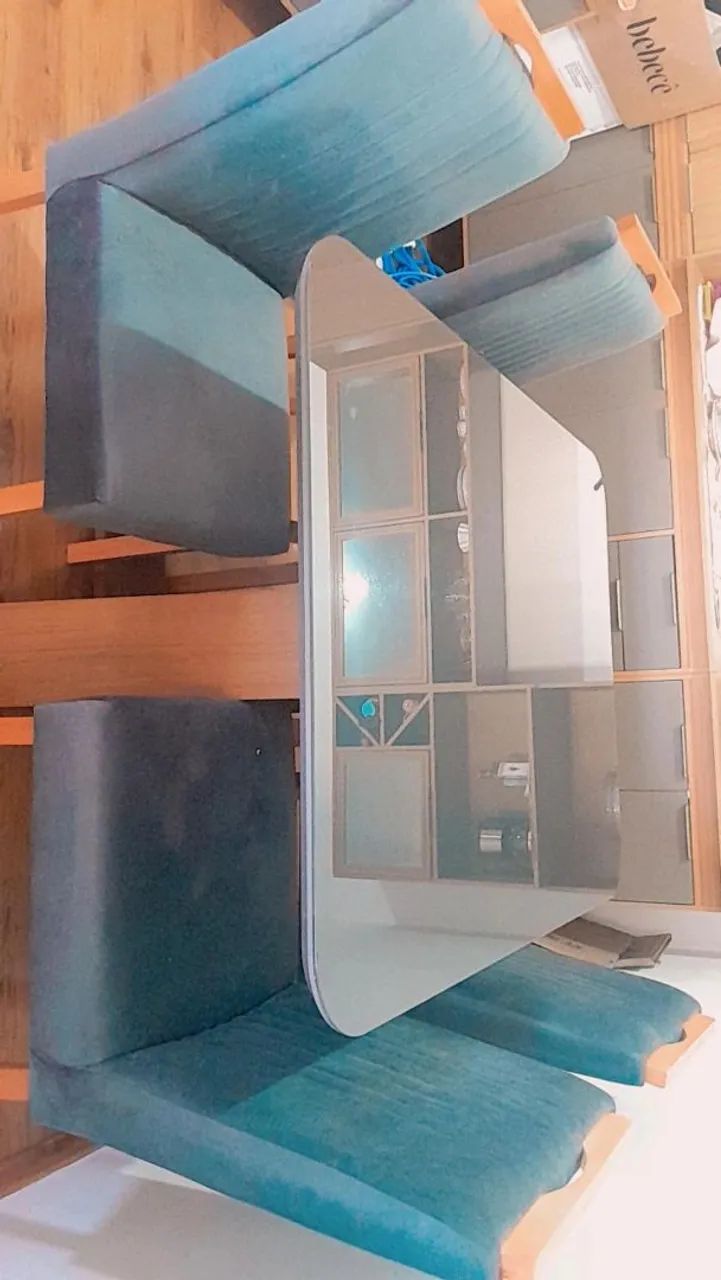 MESA DE VIDRO COM 4 CADEIRAS ESTOFADAS ?