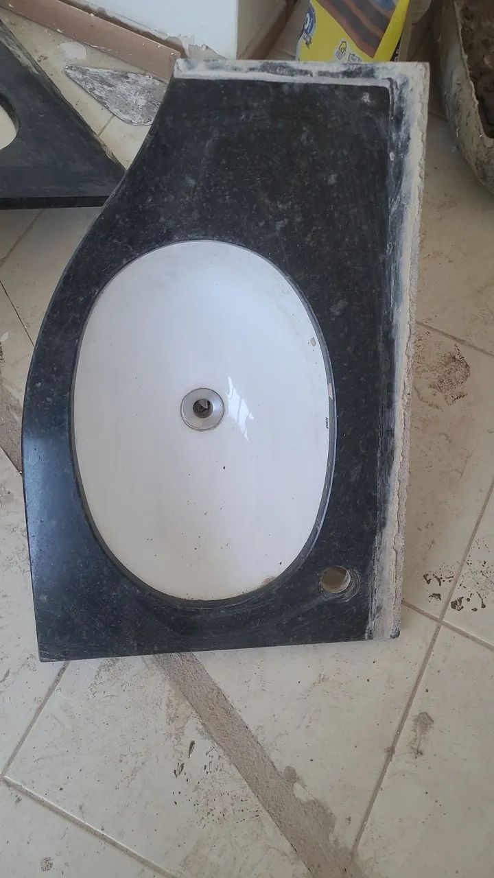 Bancada de Banheiro (Cuba de Cerâmica e Bancada em Granito)