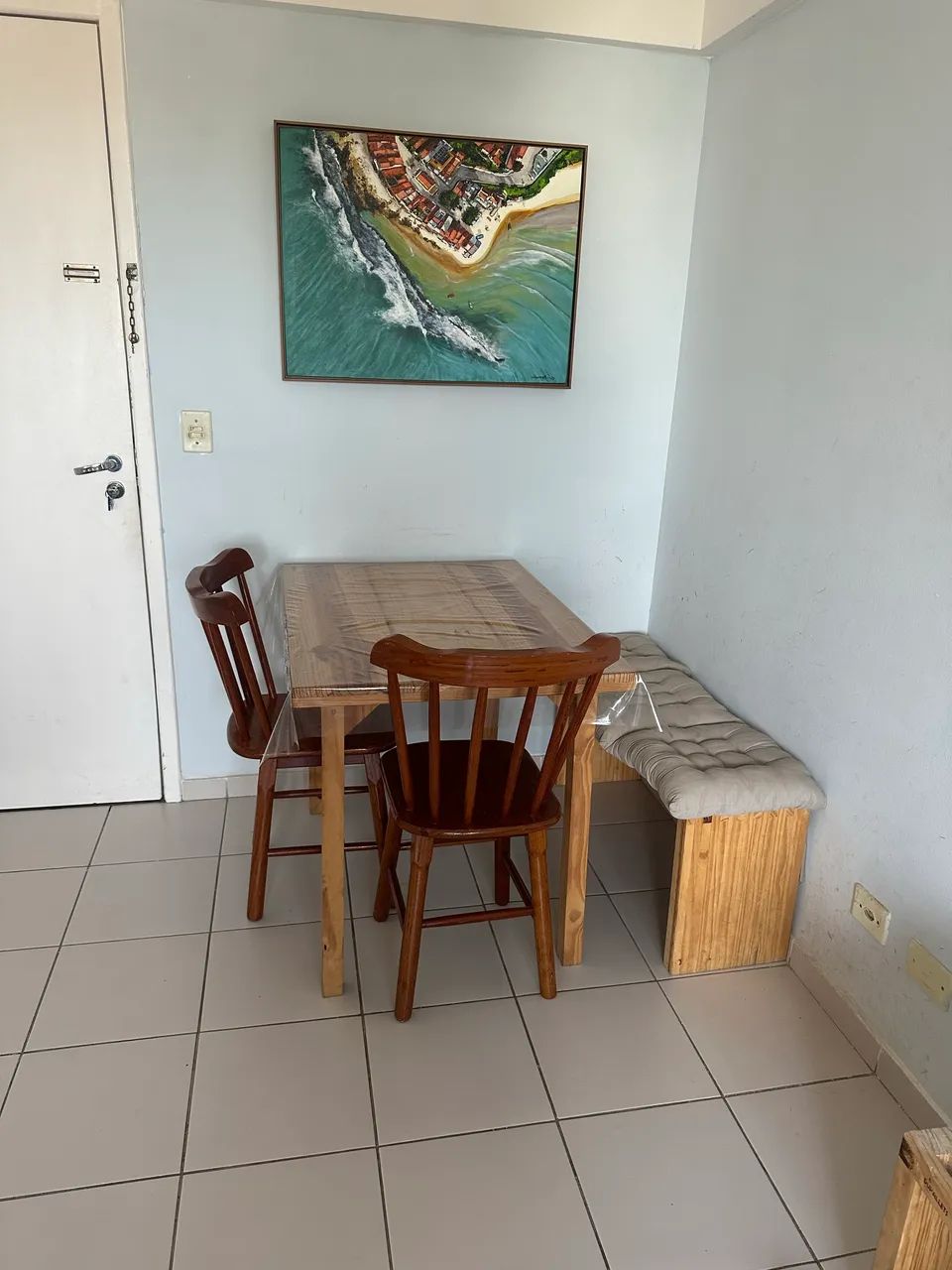 Mesa + 2 cadeiras + 1 banco