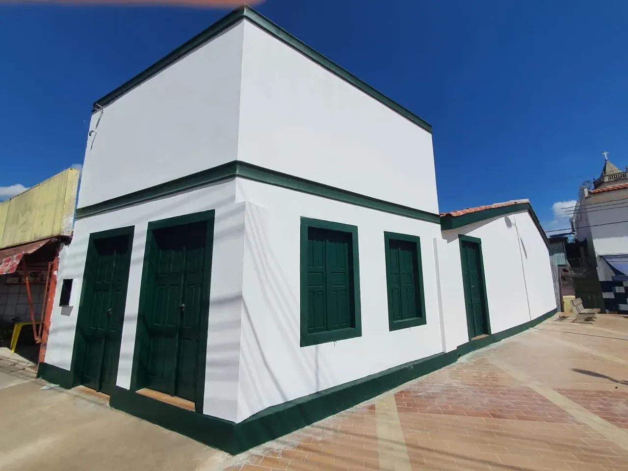 Vendo Imóvel Comercial, todo REFORMADO, excelente ponto comercial.
