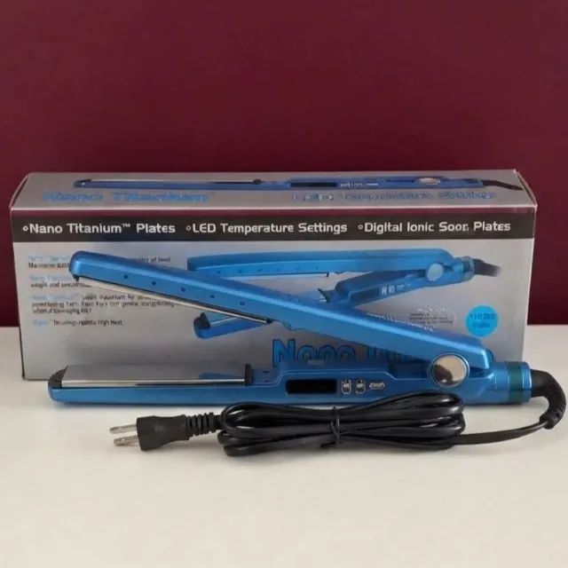 PRANCHA CHAPINHA NANO TITANIUM COM VISOR LED E TEMPERATURA AJUSTÁVEL