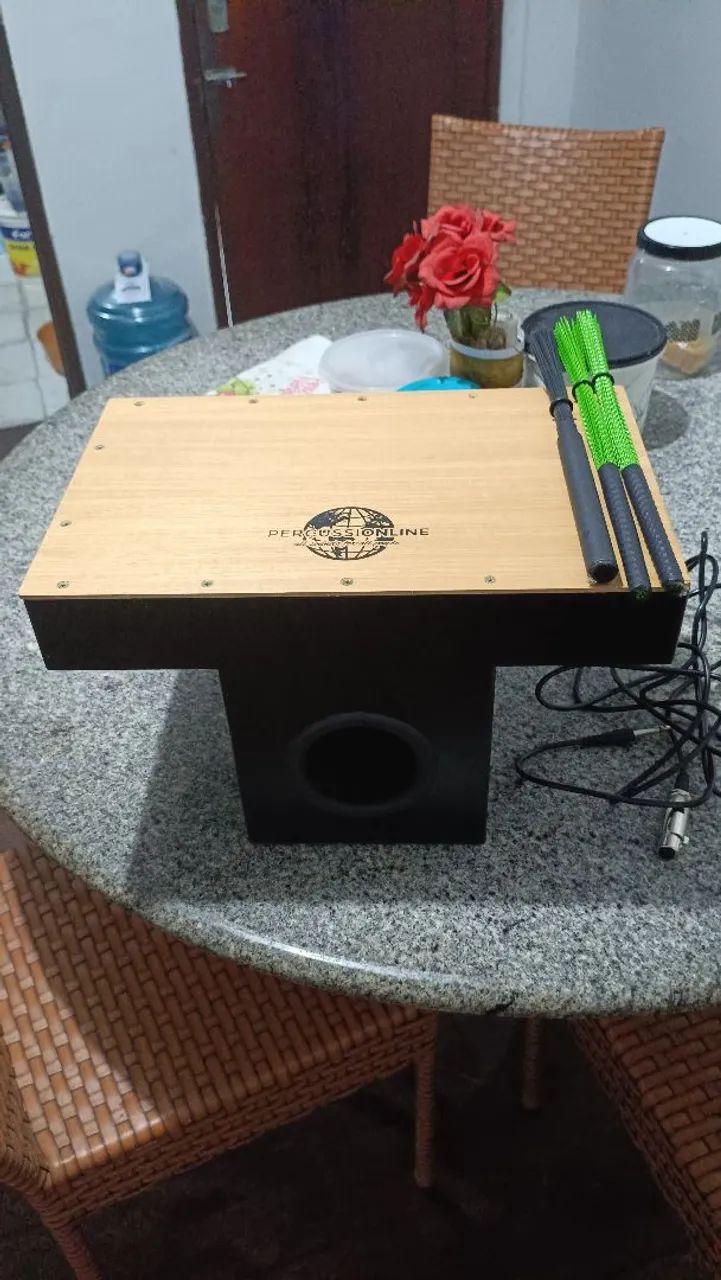 Cajón eletroacústico 