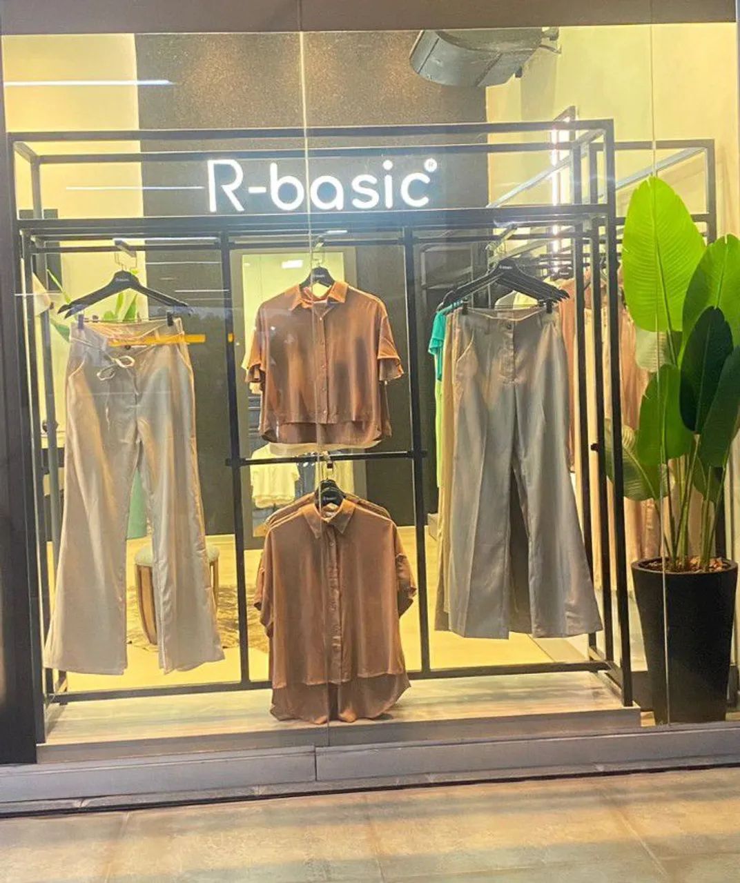Vendo duas araras planejadas interativas para loja de roupa com 1 base de led de manequi