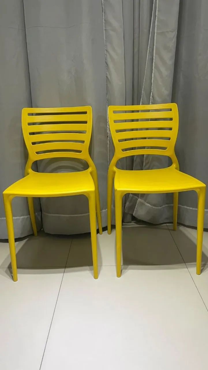 Cadeira de plástico para mesa
