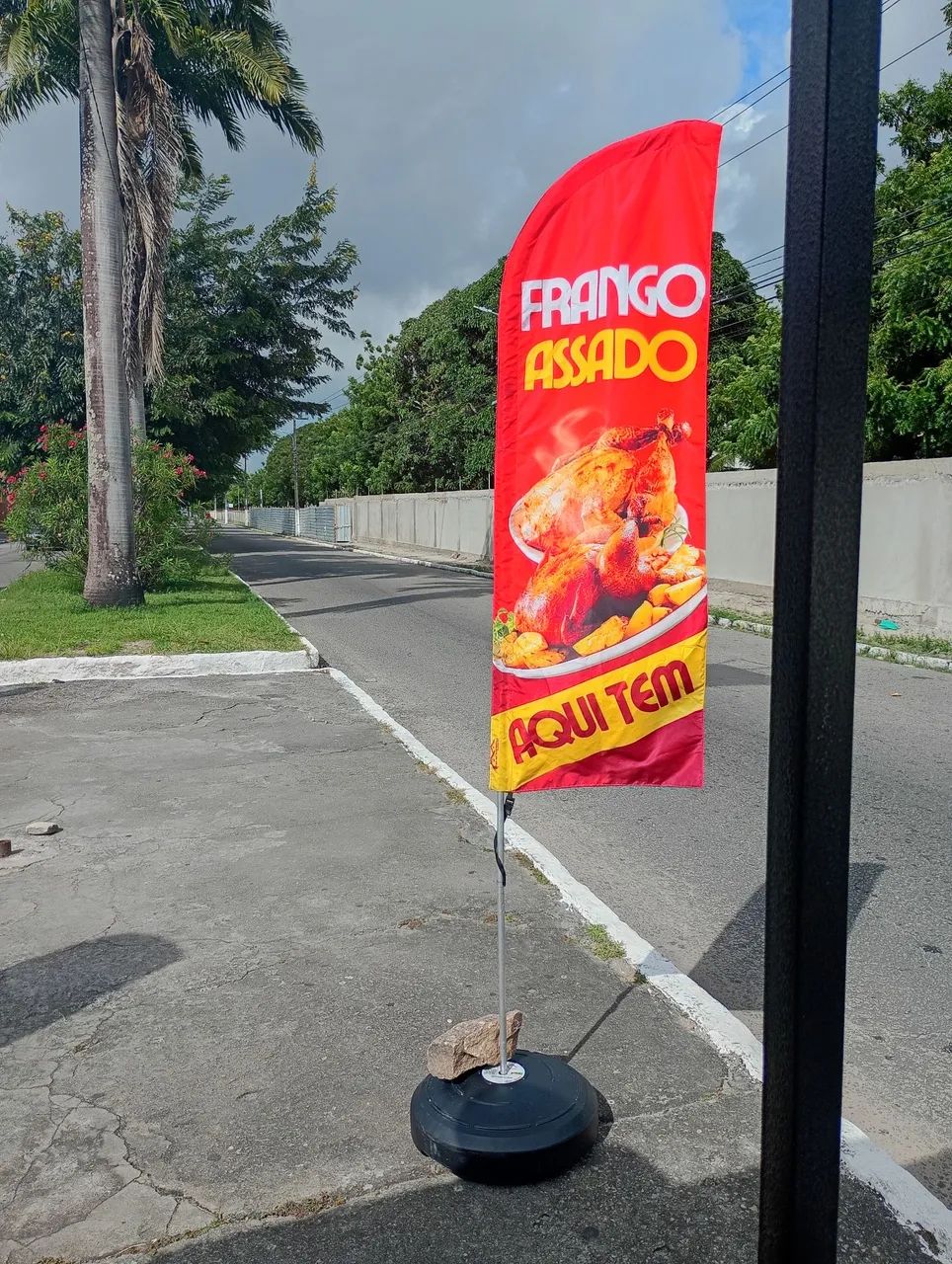 Vendo 2 banners de frango assado 2metro de altura  - Foto 2