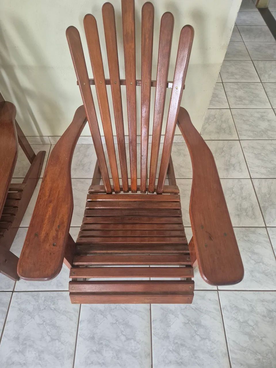 Vendo 2 ( duas ) cadeiras de madeira maciça  - Foto 4