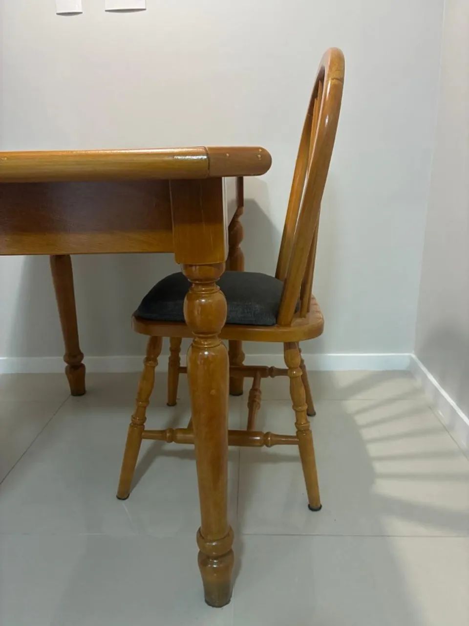 Mesa de Madeira + 3 Cadeiras clássicas - Foto 4