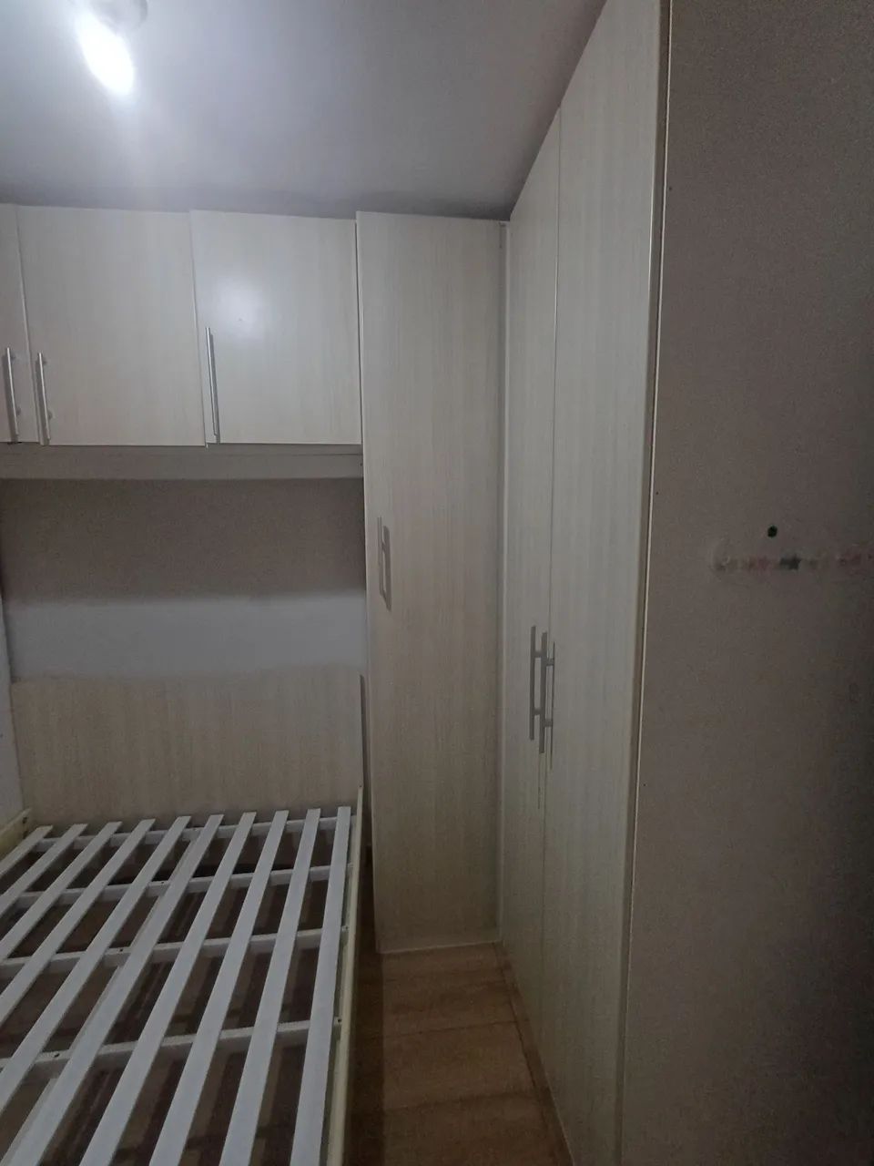 Guarda roupa com cama - Foto 2