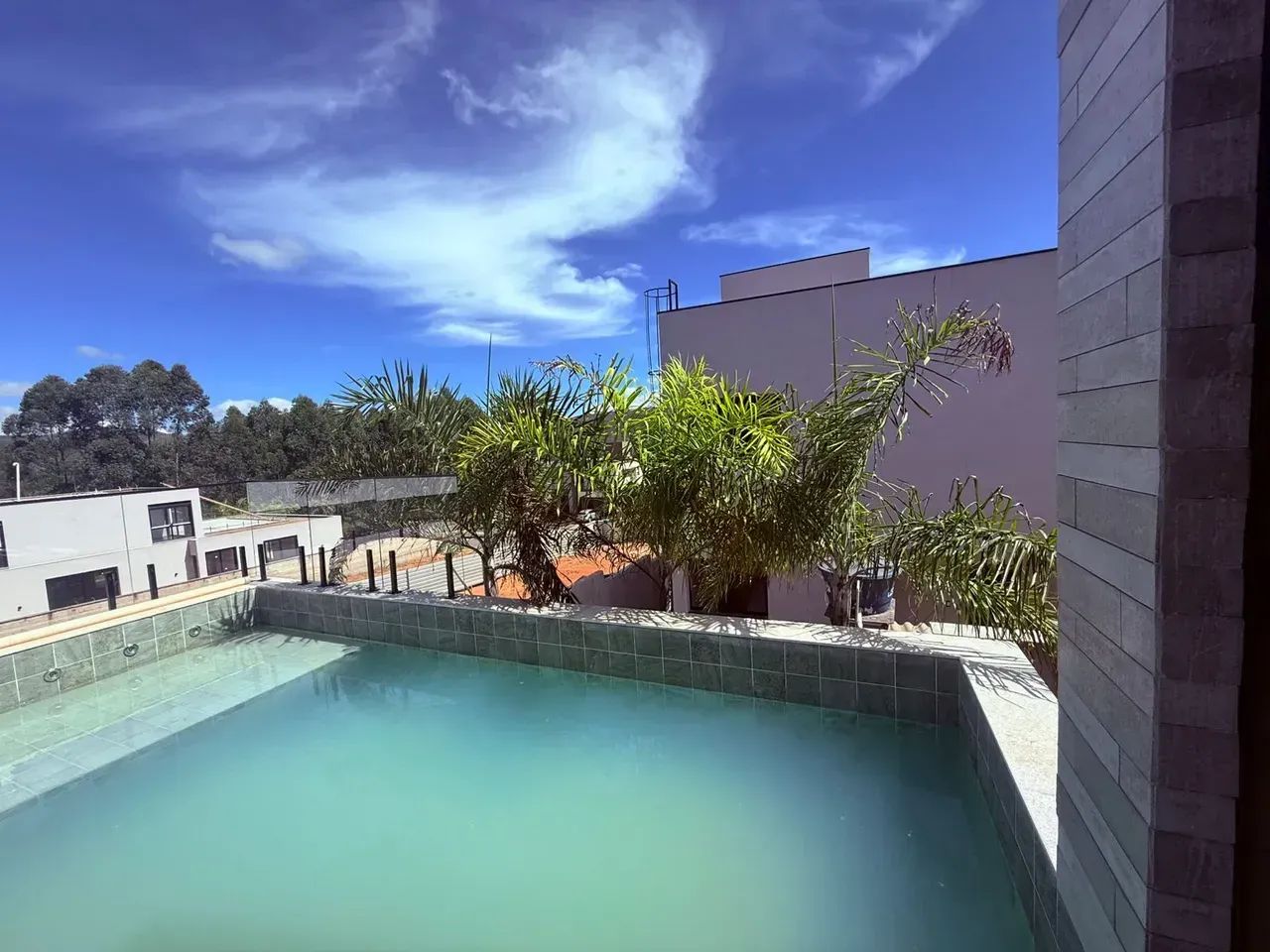 Esta residência une sofisticação, conforto e sustentabilidade em um projeto linear moderno - Foto 2