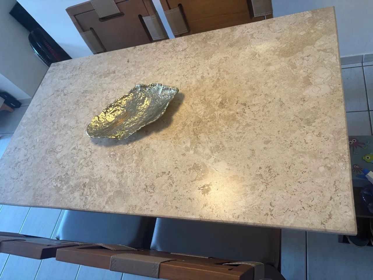 Mesa em madeira retangular com 4 cadeiras tampo mármore travertini em - Foto 3