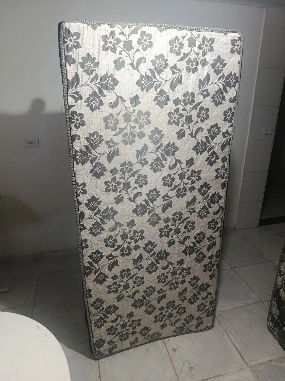 CAMA BOX DE SOLTEIRO EM PERFEITAS CONDIÇÕES DE USO.