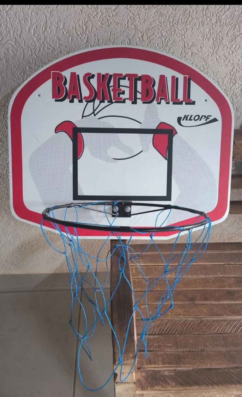 Tabela e cesto de basquete.